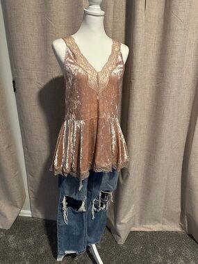 En Creme Velvet Lace Peplum Camisole - Mauve Tan